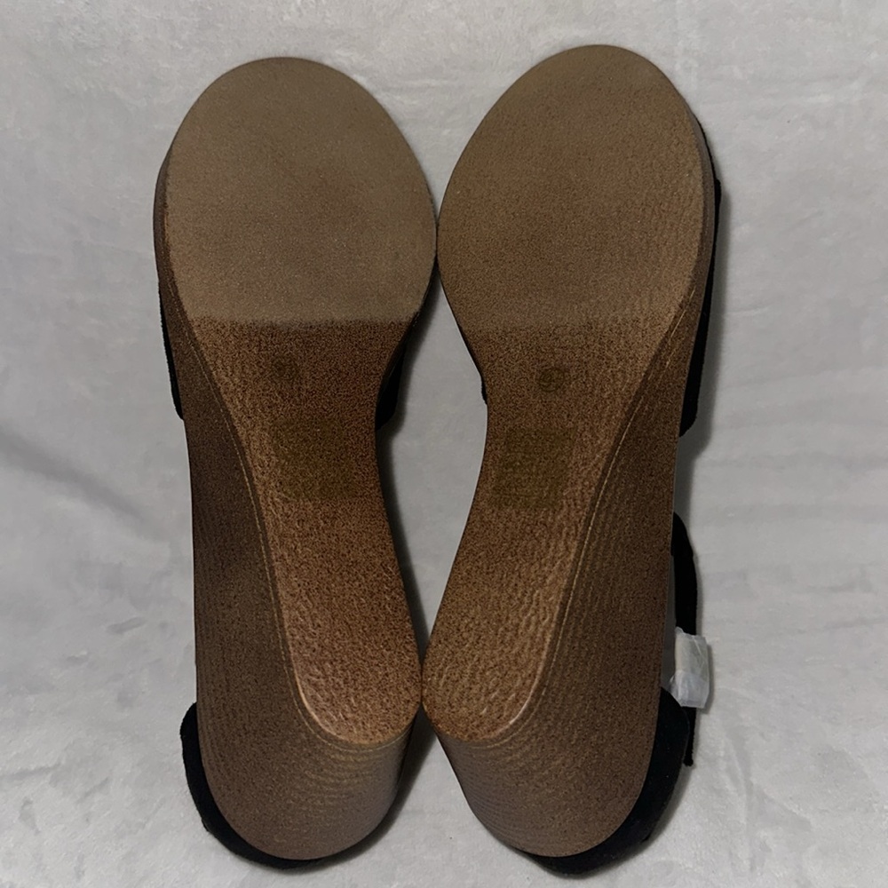 Journee Collection Women's Black Wedge Sandals - Picture 5 of 7